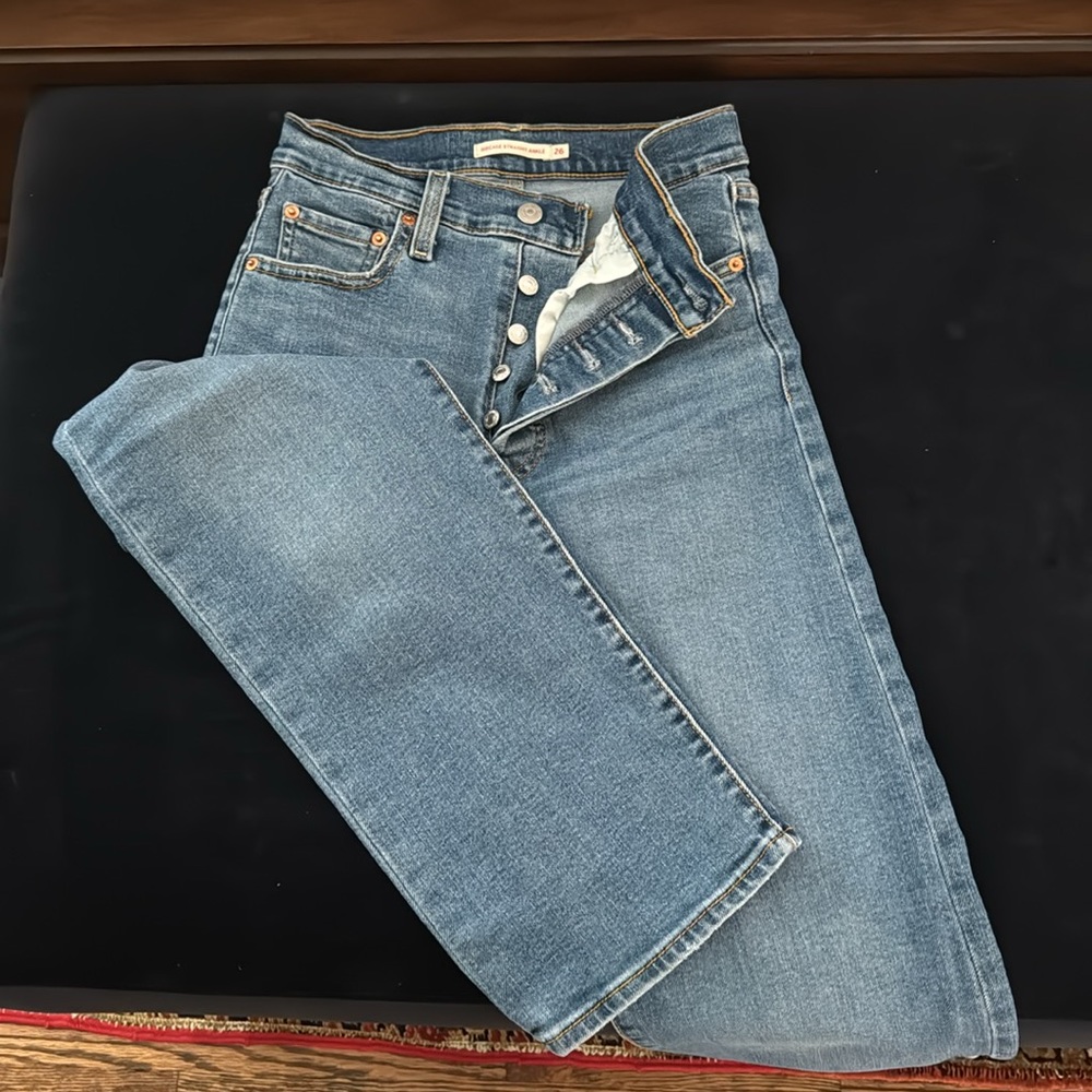 EUC Levi ribcage straight ankle size 26.